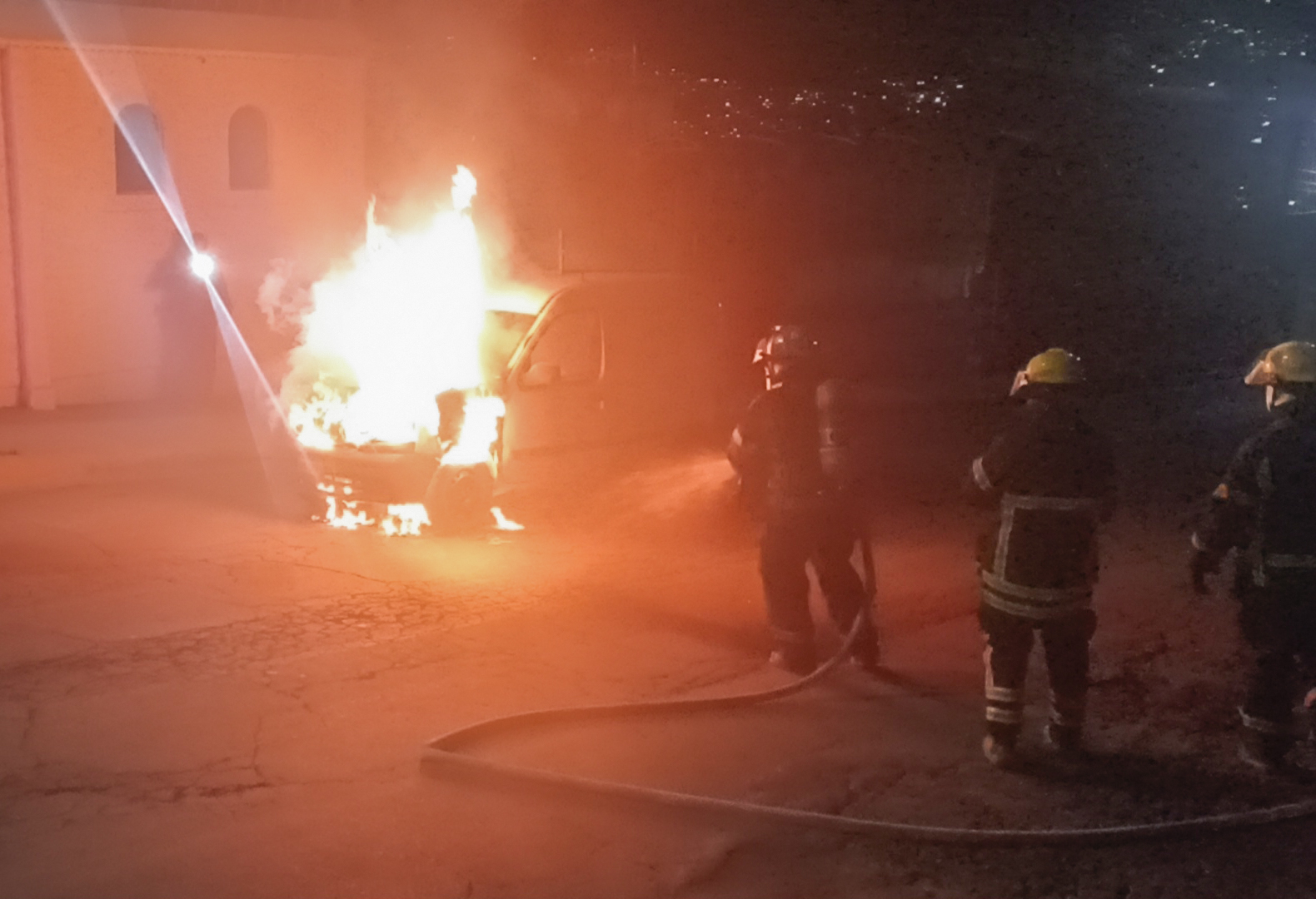 Bomberos sofocan incendio en vehículo