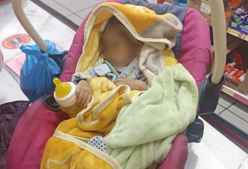 Policía Violeta rescata en Pachuca, a bebé abandonada en tienda de autoservicio 
