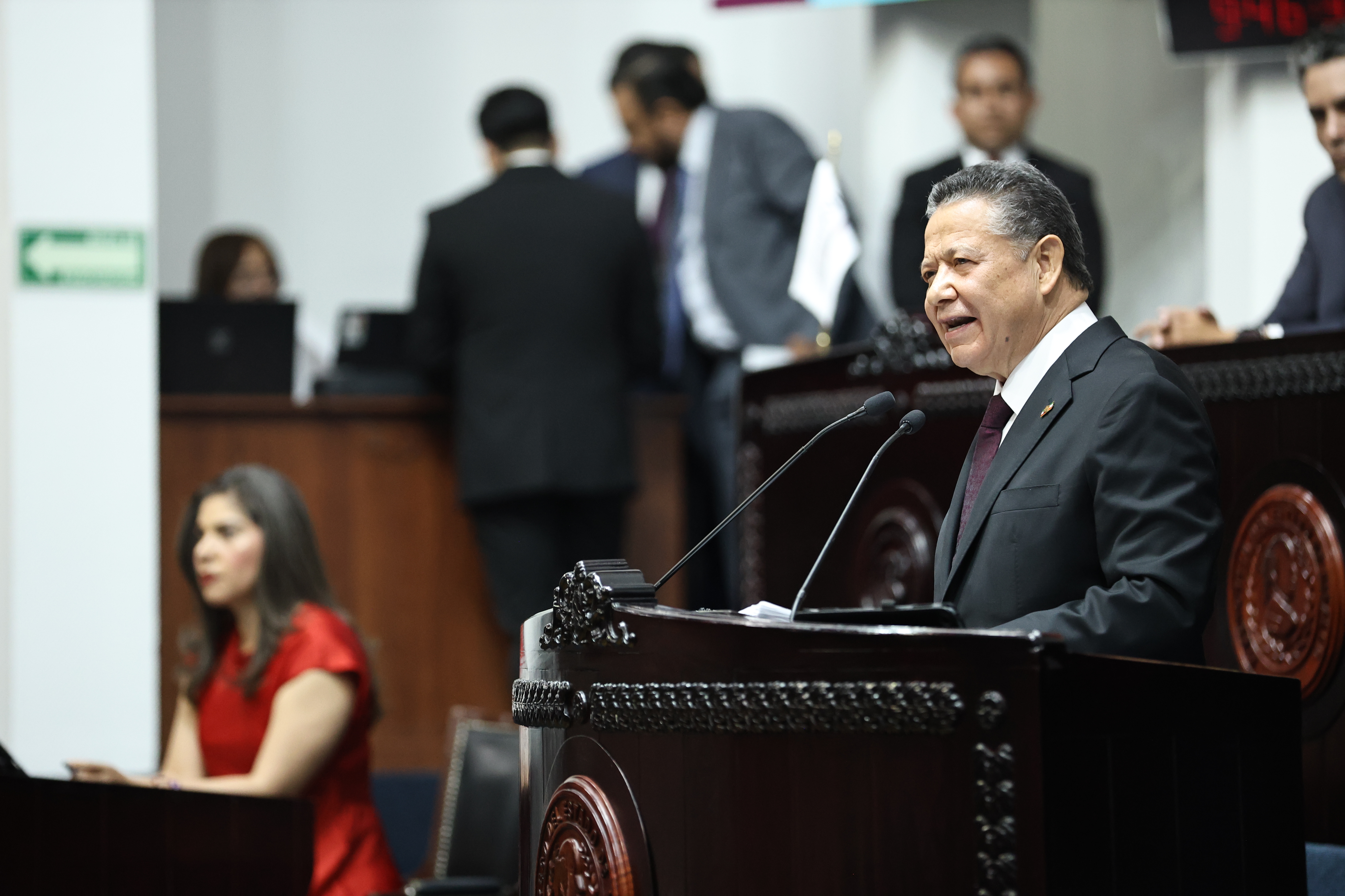 Julio Menchaca presentó iniciativas para fortalecer al servicio público