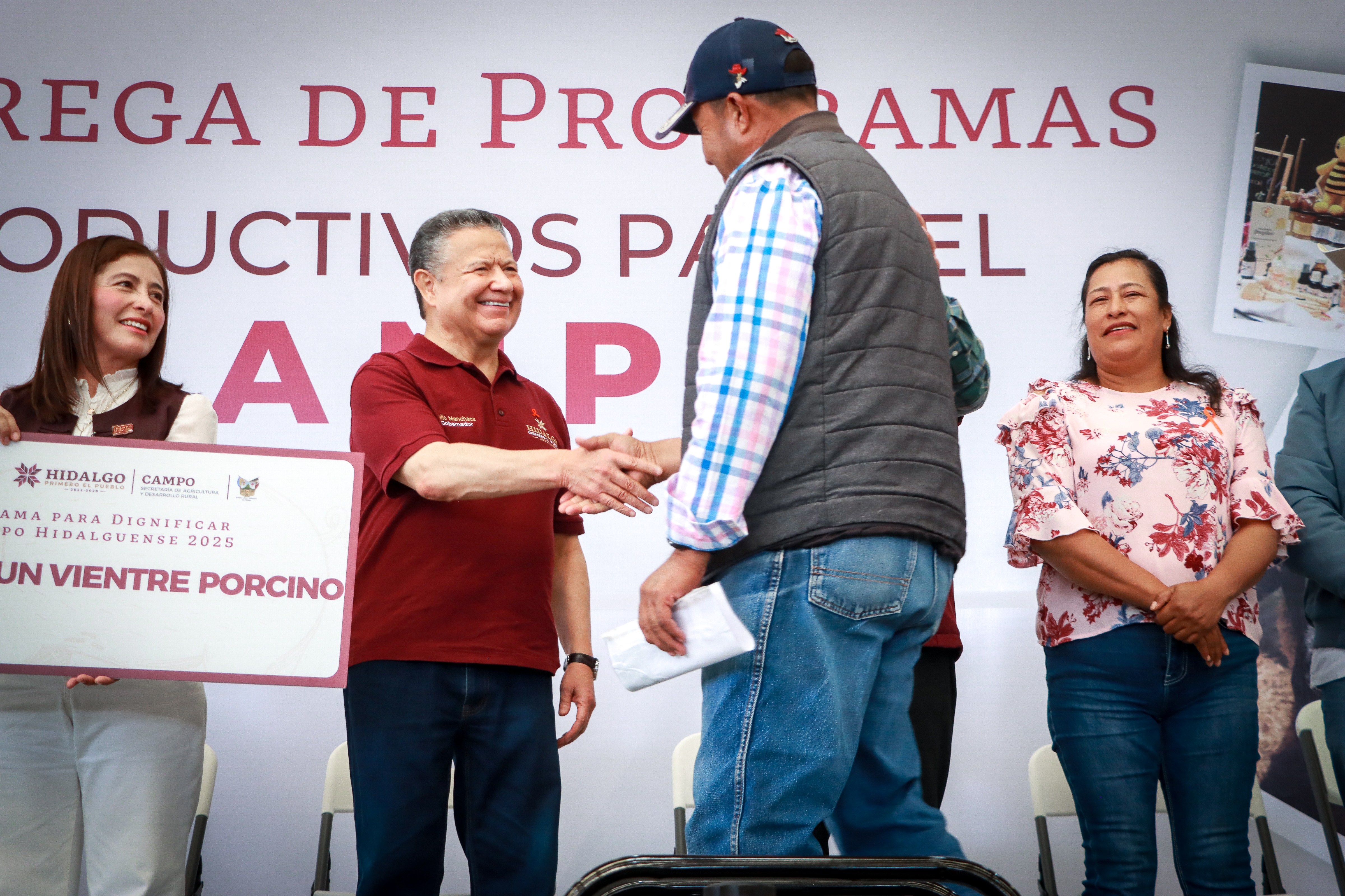 Gobierno de Hidalgo fortalece al sector agropecuario con entrega directa de apoyos en Huichapan