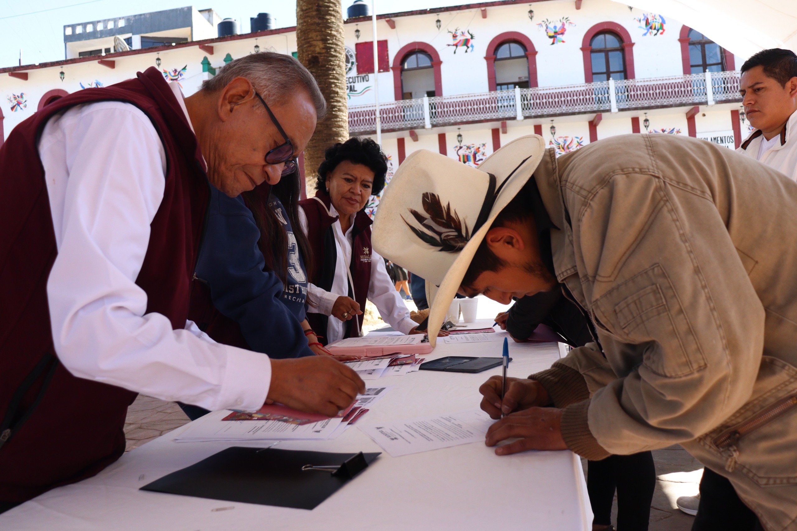 Personas artesanas damnificadas reciben apoyos del Gobierno de Hidalgo y Fonart