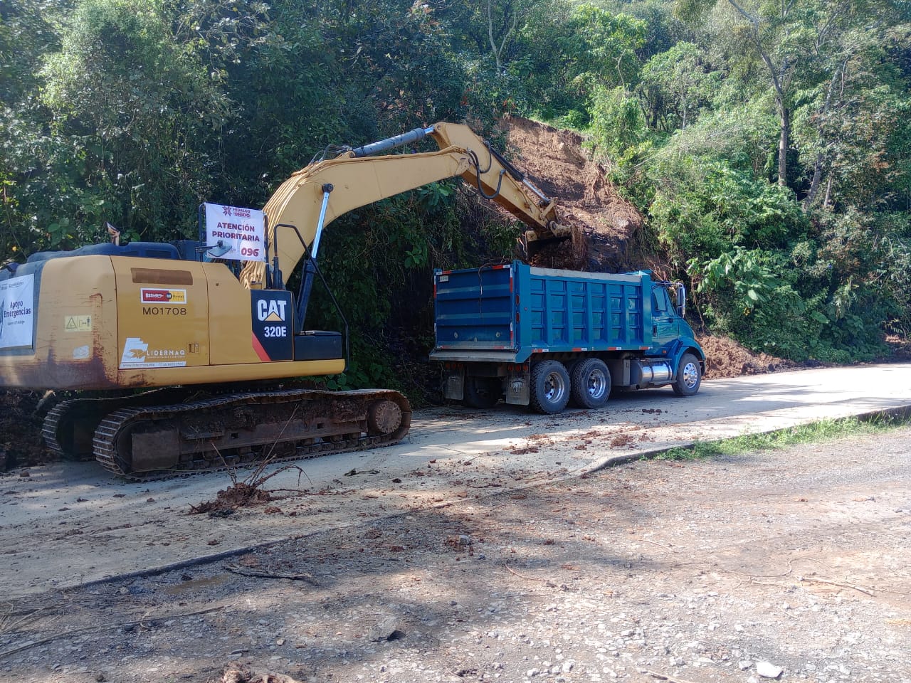Avanzan labores de limpieza y desalojo de derrumbes en Huehuetla y municipios cercanos
