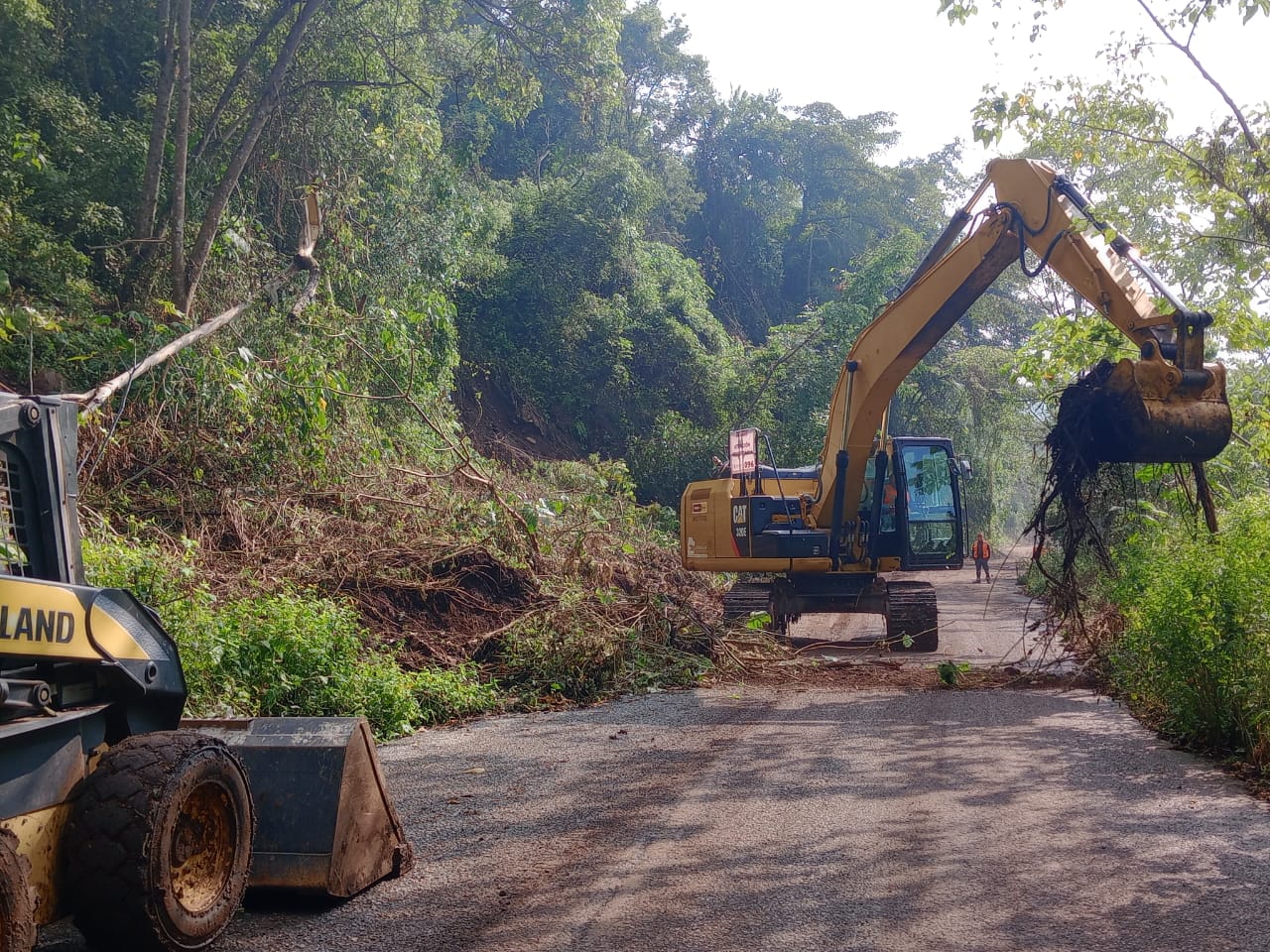 Abren 231 caminos y entregan más de 100 mil despensas