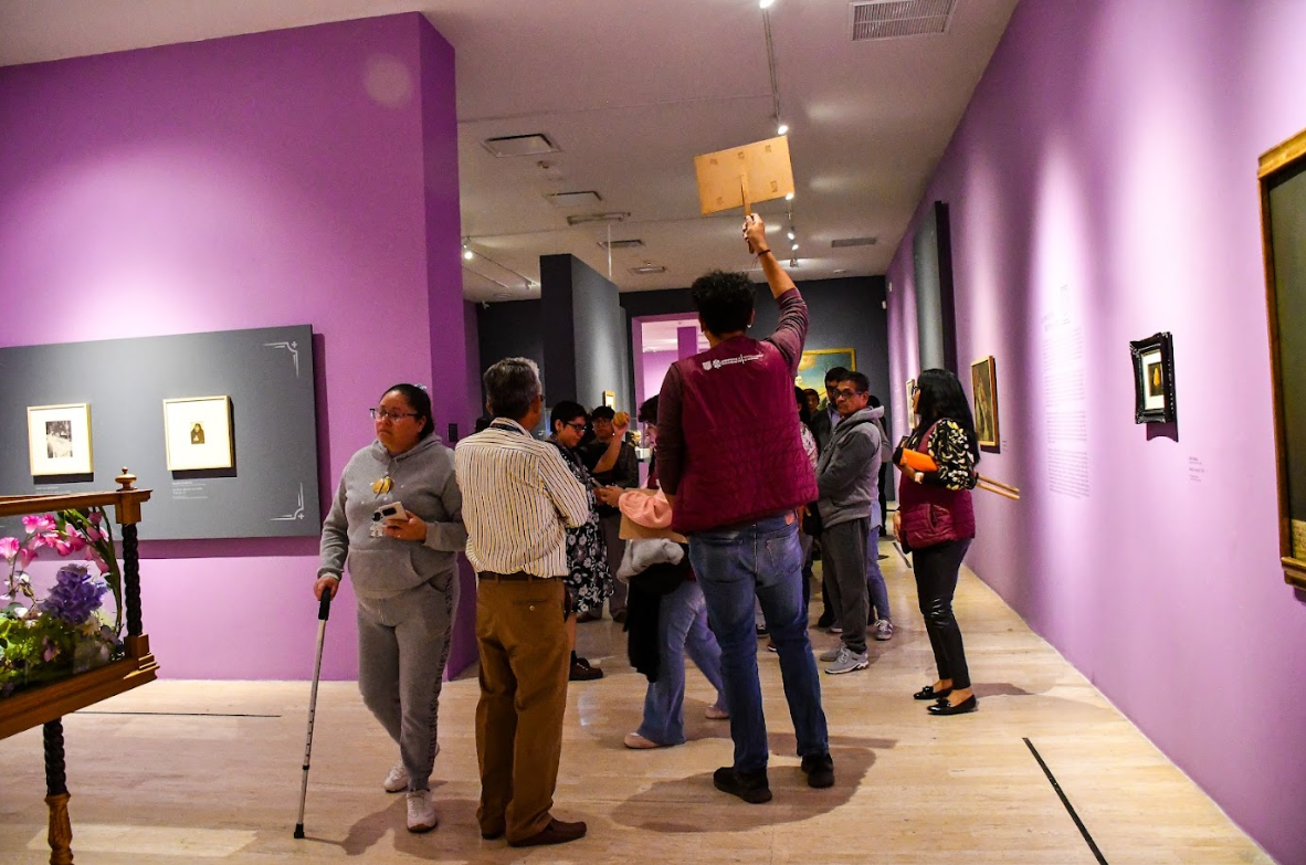 Hidalguenses realizan recorrido inclusivo en la primera Noche de Museos de la CDMX