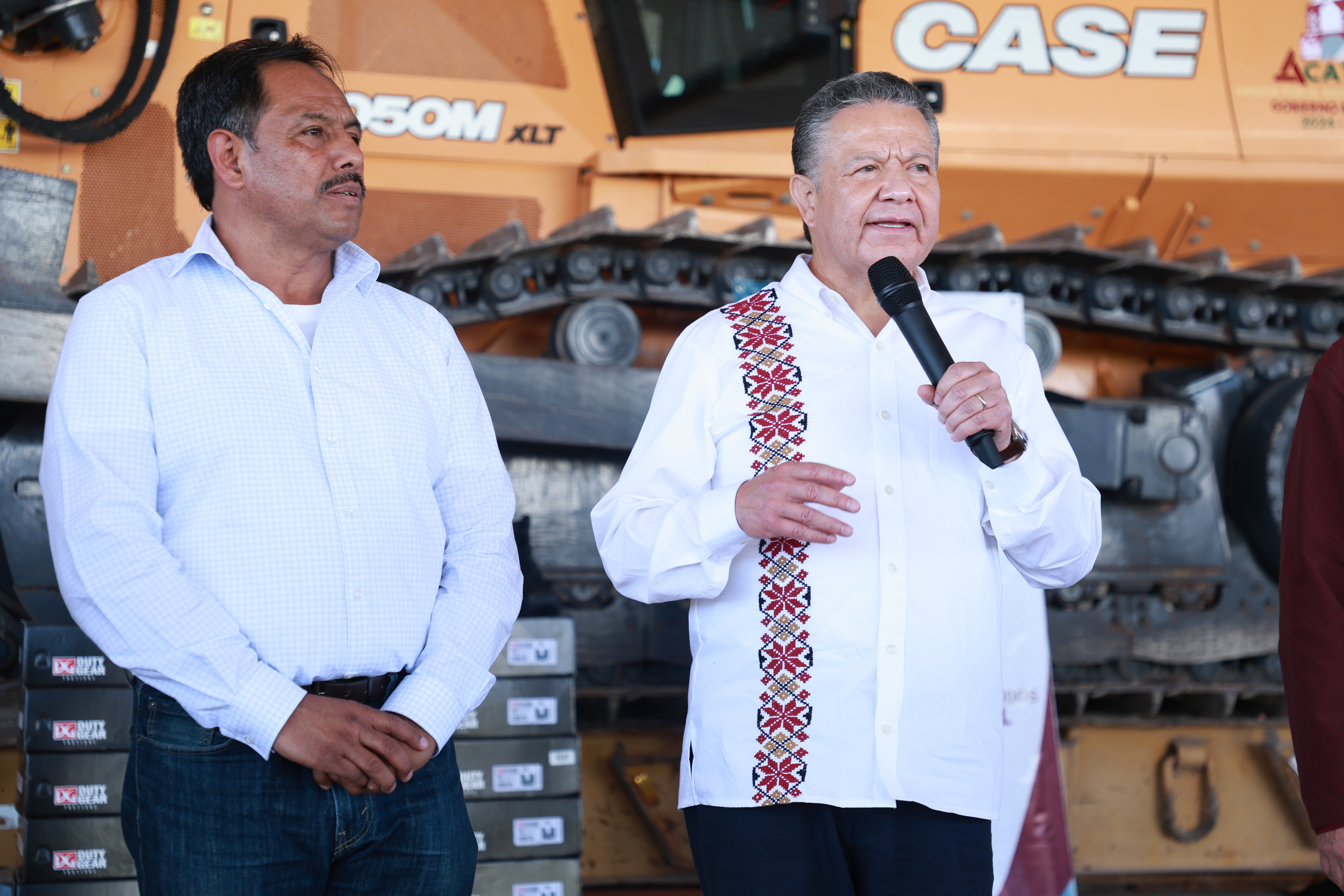 Julio Menchaca verificó avance de obra pública en Acatlán