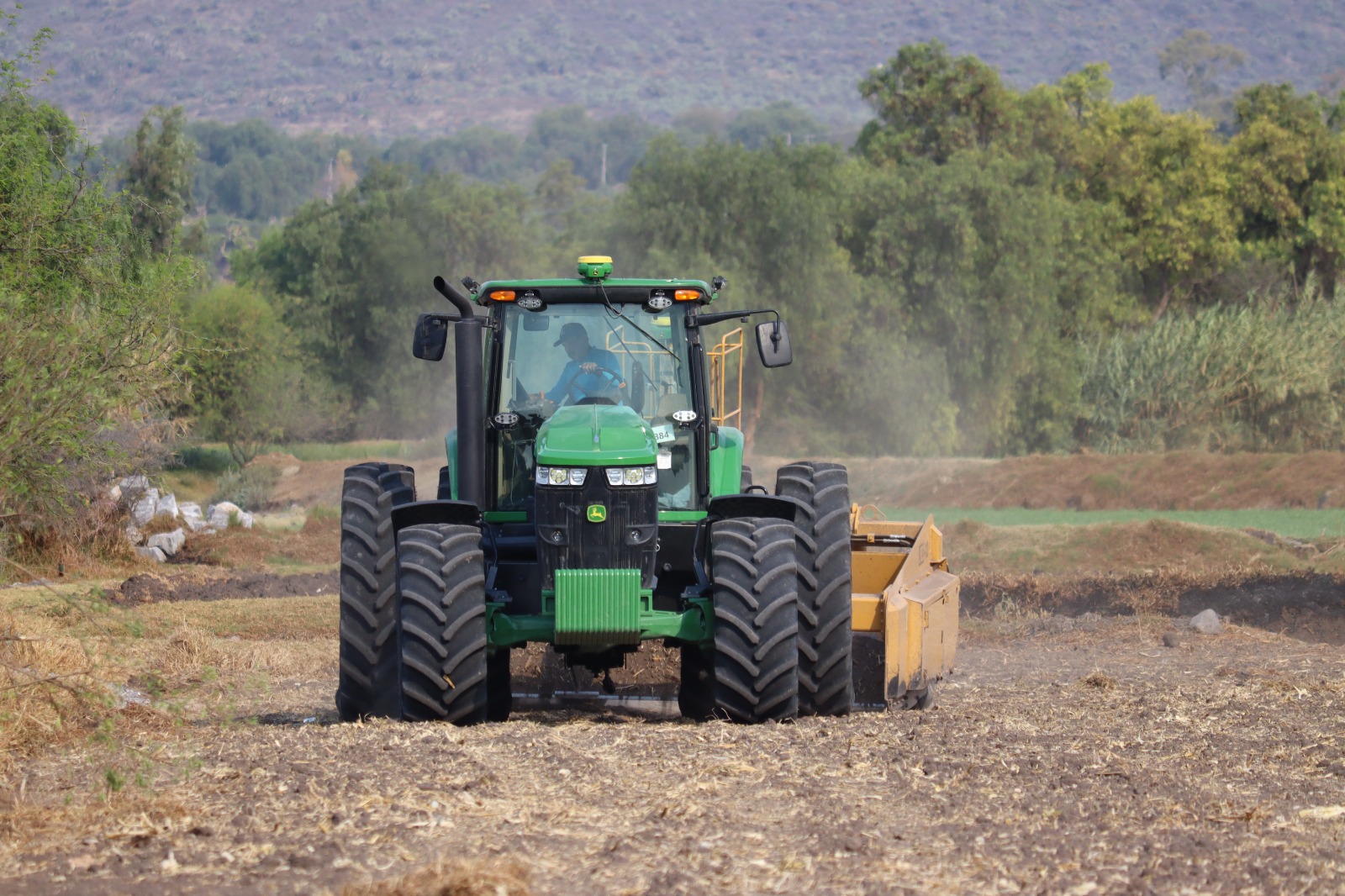 Avanza SIPDUS en la tecnificación del campo en Francisco I. Madero; dan certeza para participar en nivelación de tierras