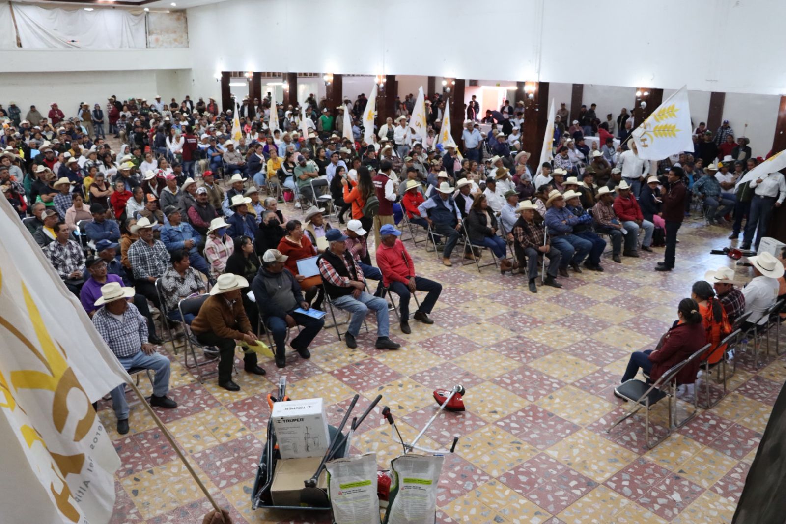 Entregan apoyos por 12.7 millones de pesos para productores de ocho municipios