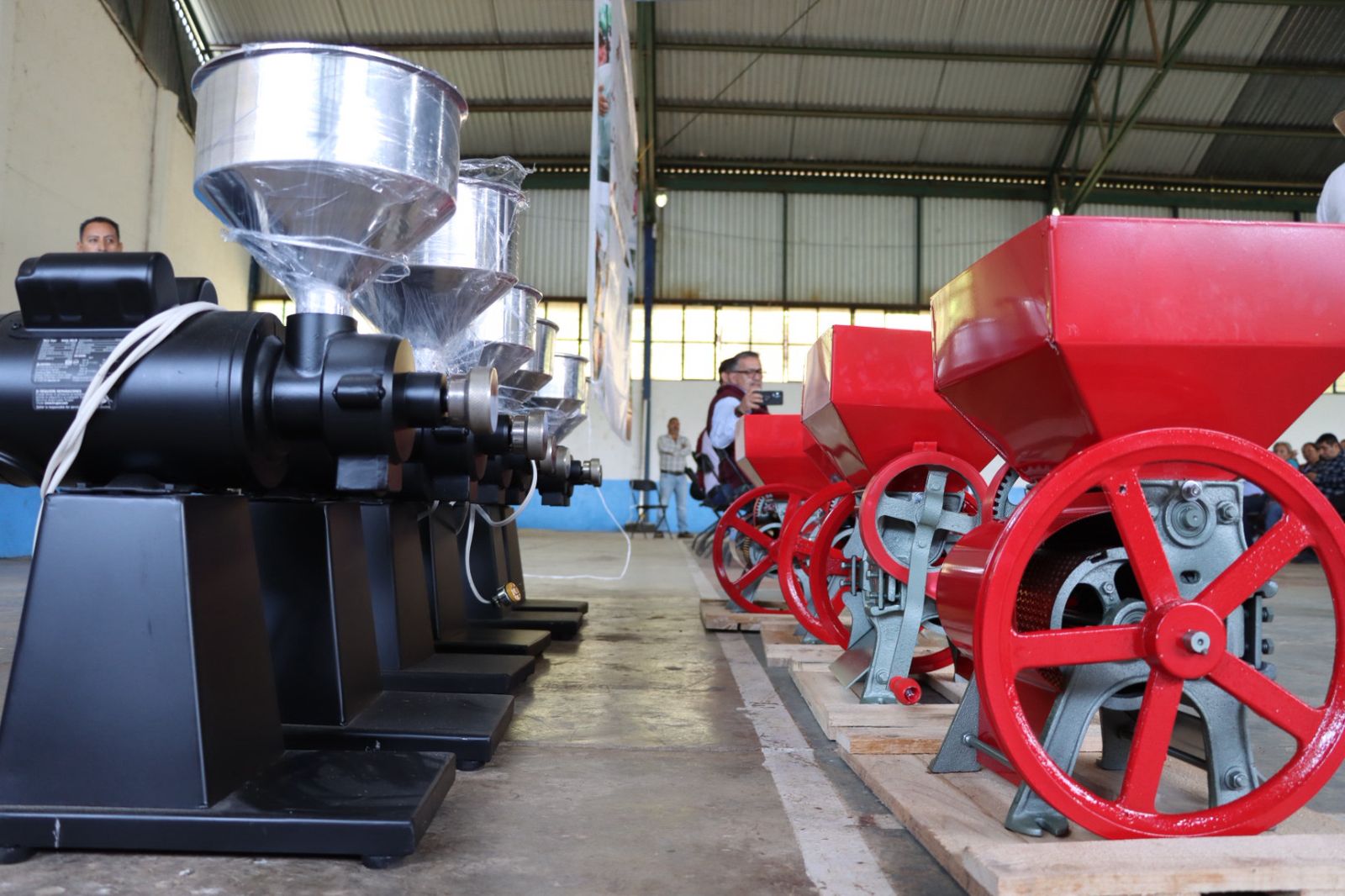 Impulsa gobierno estatal a sector cafetalero con equipamiento especializado