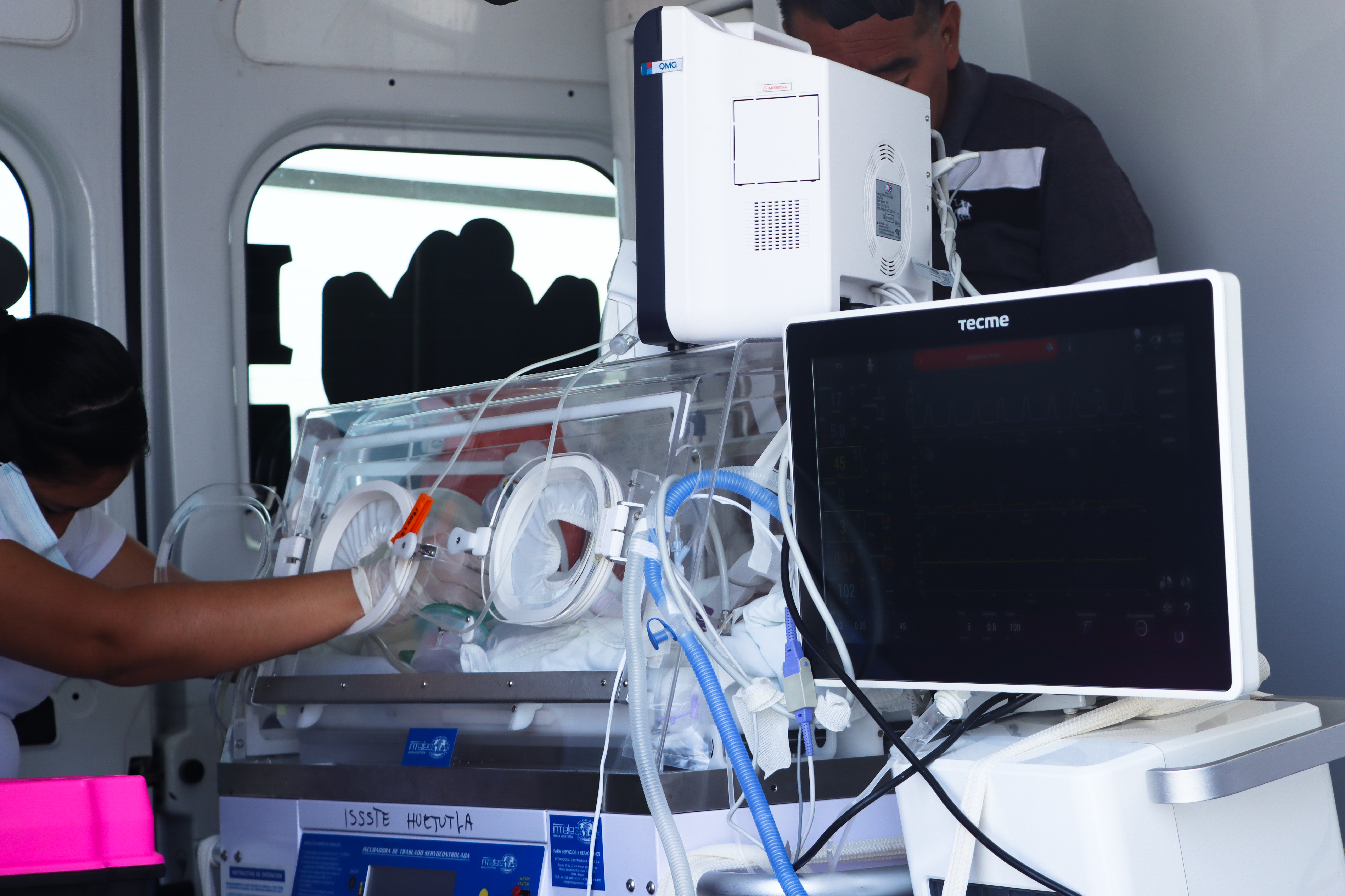 Traslado oportuno salva la vida de gemelas prematuras de Huejutla