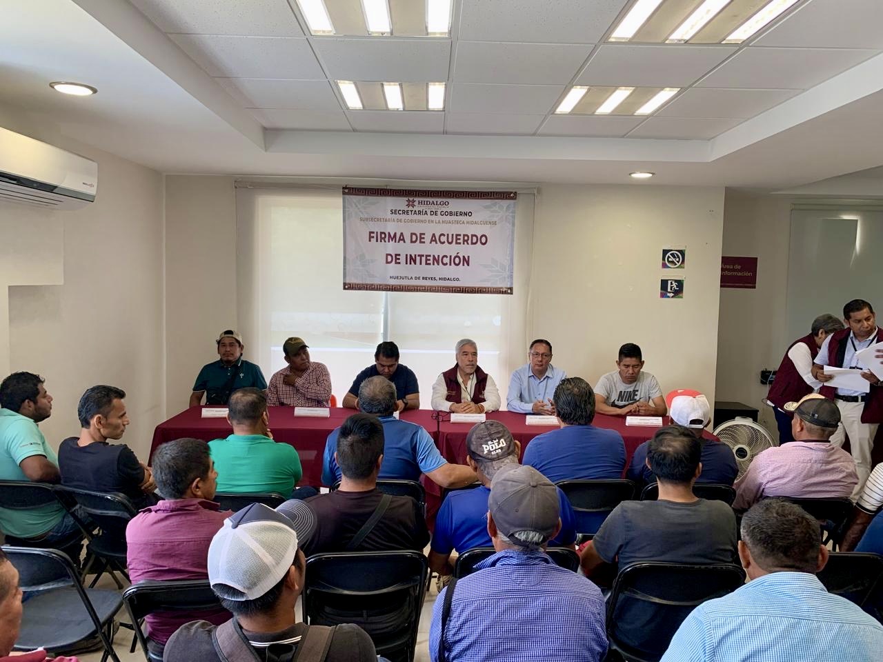 Carpinteros y productores de carbón firman acuerdo con Segobh