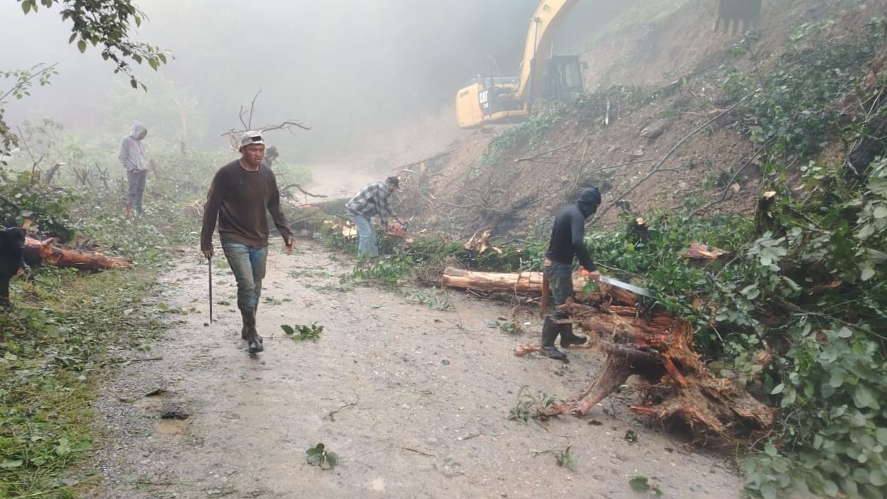 Lluvias dejan 28 derrumbes, siete puentes afectados y cierres carreteros en Hidalgo