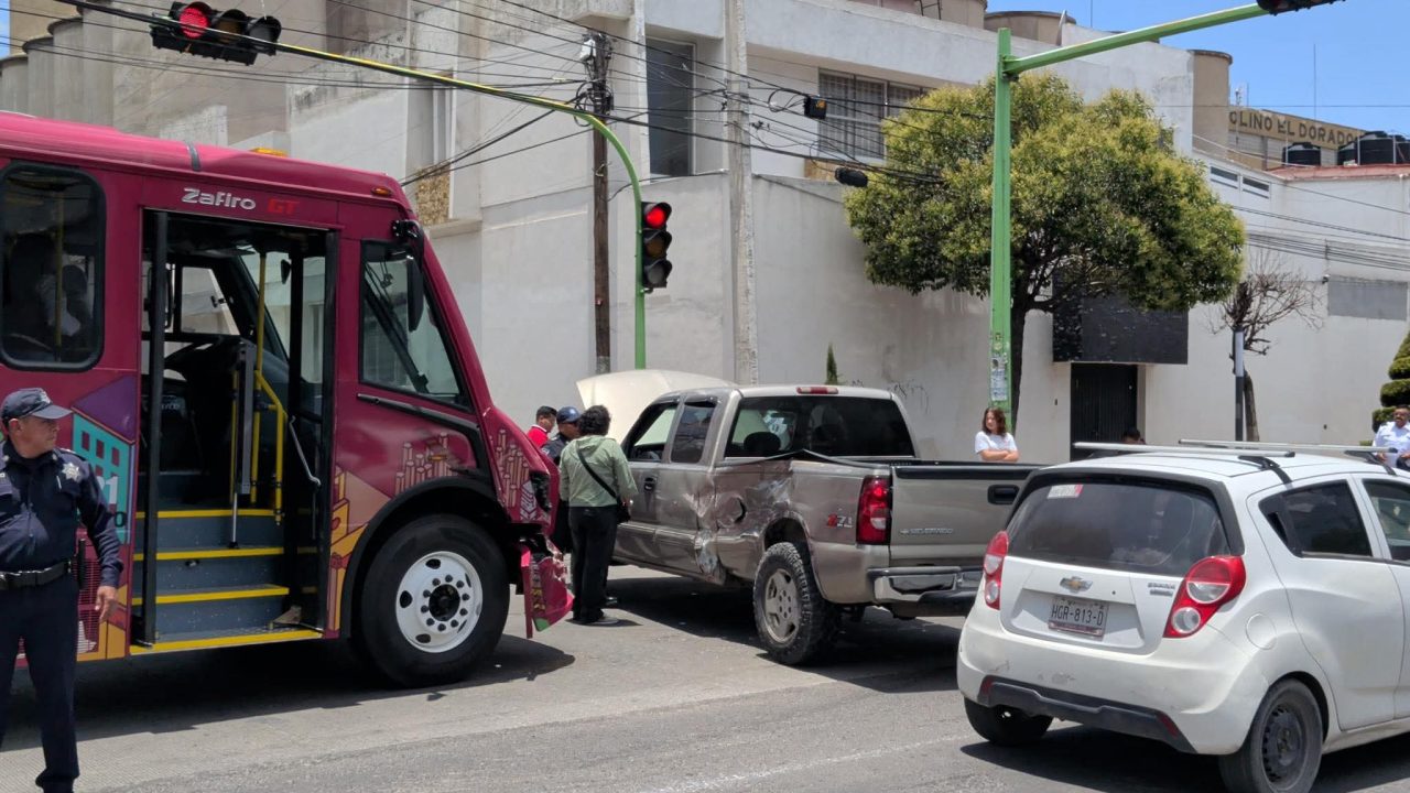 Automovilista invade circulación y provoca accidente con unidad del Tuzobús