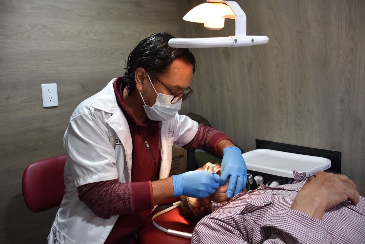 Con 587 prótesis dentales gratuitas, personas mayores recuperan su sonrisa