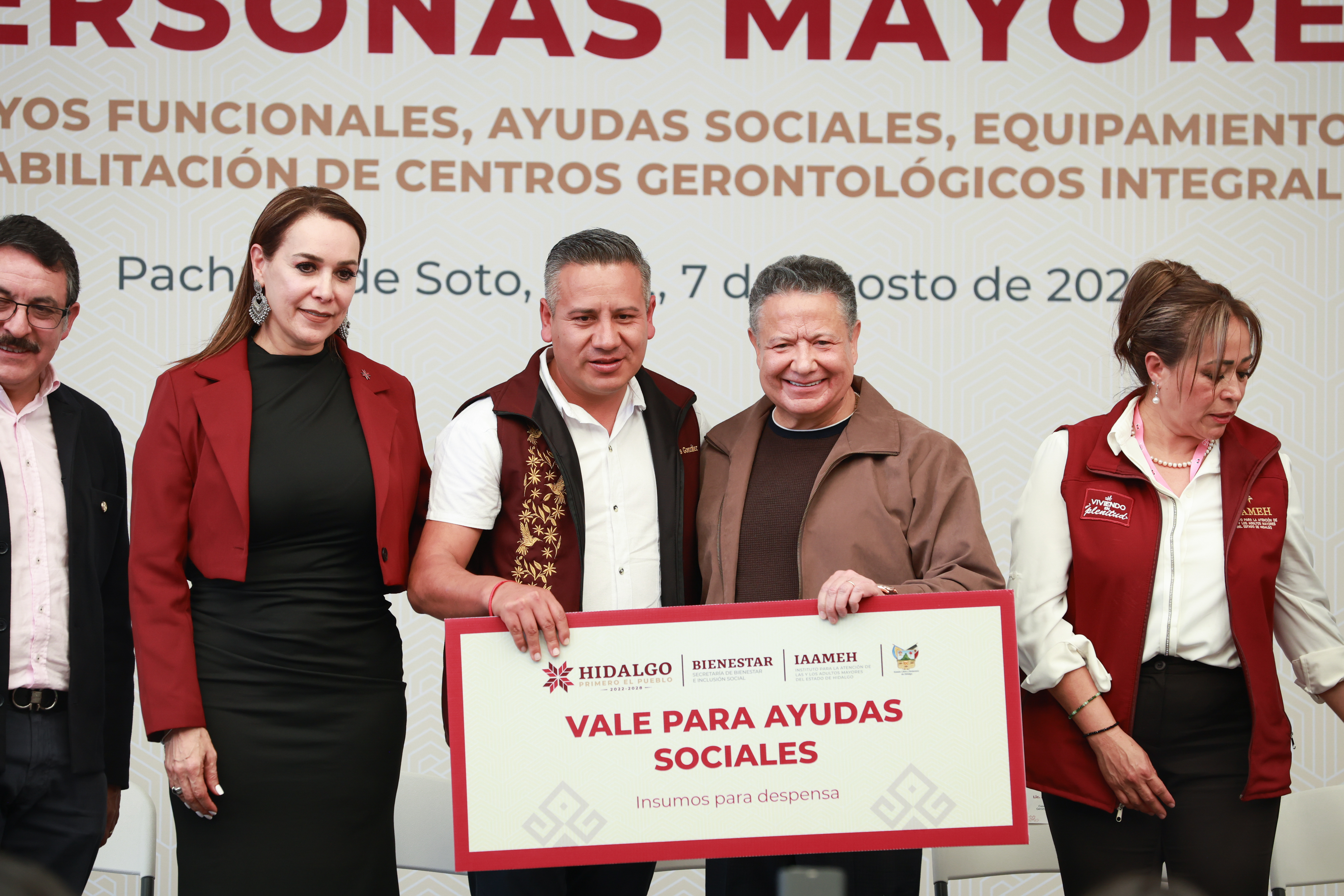 Julio Menchaca promueve el bienestar integral de las personas adultas mayores