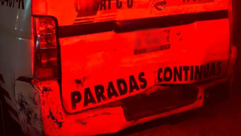 Choque entre transporte público y vehículo particular se registra en bulevar del Minero en Pachuca