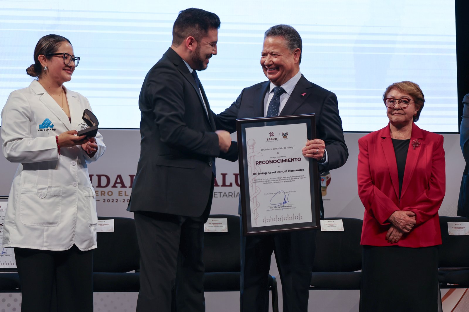 Reconoce Julio Menchaca la trayectoria y vocación del personal médico de Hidalgo